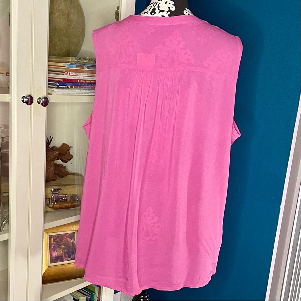 NWT Fresh Sleeveless 3-Button Top​ - Picture 3 of 7